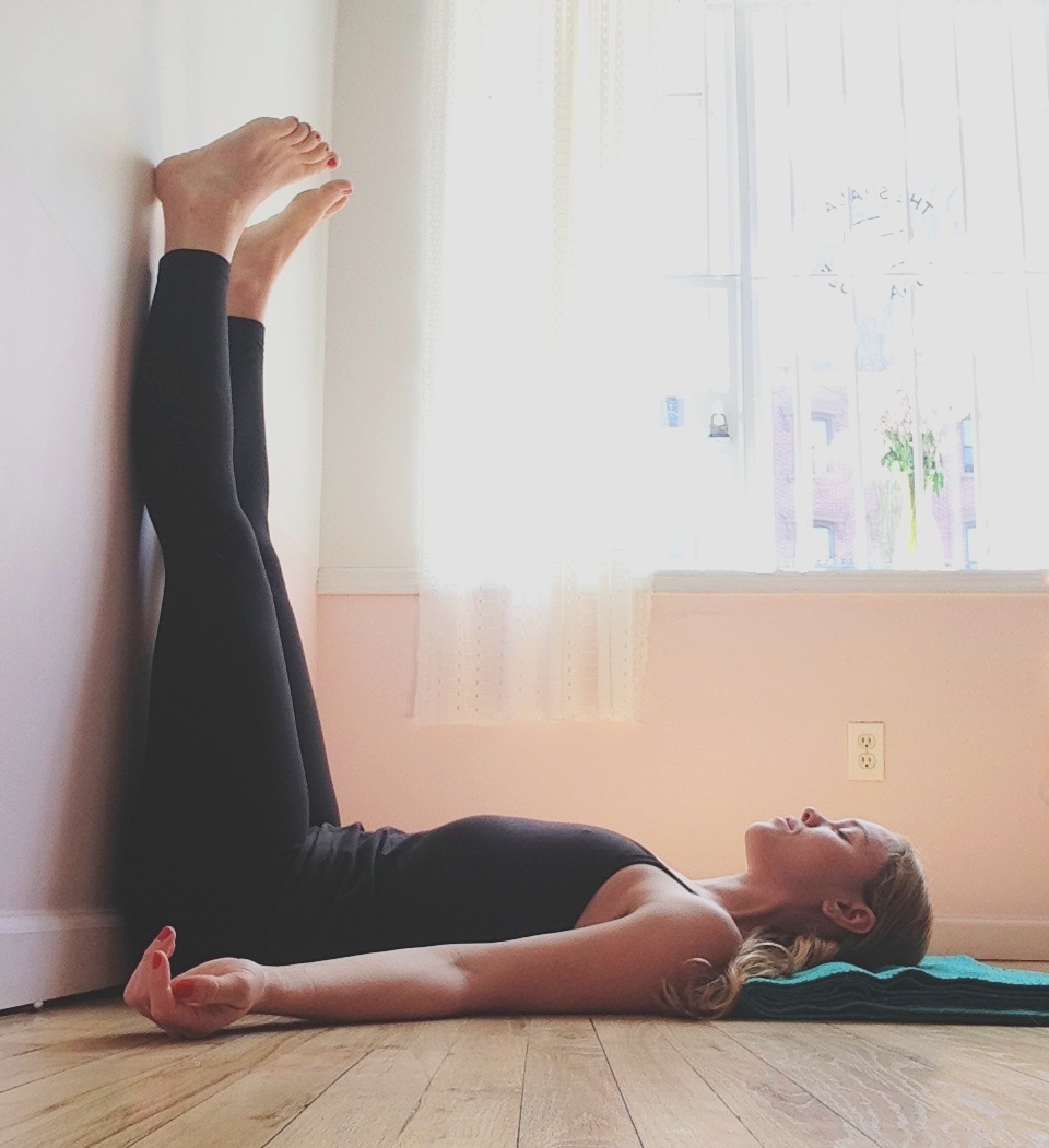 Các bài tập yoga cho người mất ngủ: Chống chân lên tường (Viparita Karani)