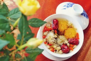 Cách nấu nước táo đỏ khô hoa cúc giảm cân