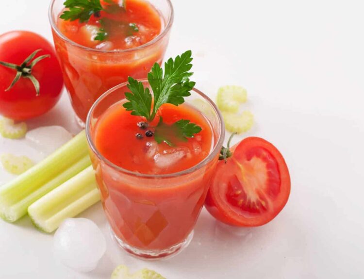 Cách làm nước ép cần tây cà chua giảm cân