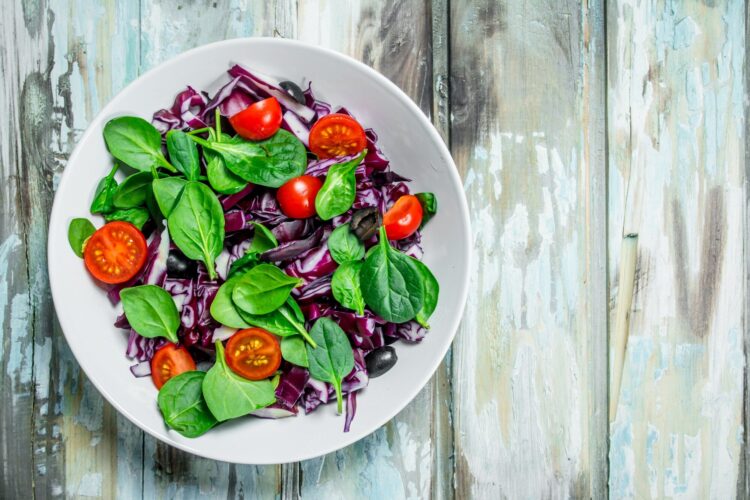 Cách làm salad bắp cải trộn và rau bina giảm cân